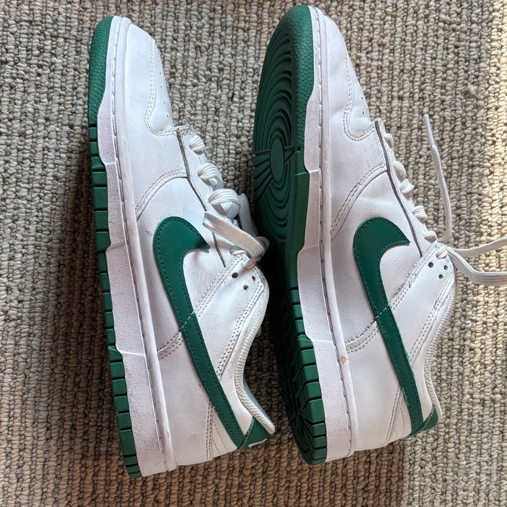 Nike Classic White and Green dunks. Slightly worn ( twice) can be cleaned.